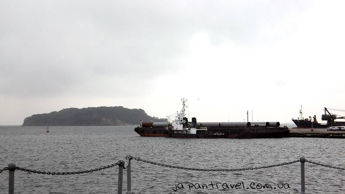 Вид на острів Сару («Мавпячий острів») та на набережну Йокосуки з палуби корабля Мікаса