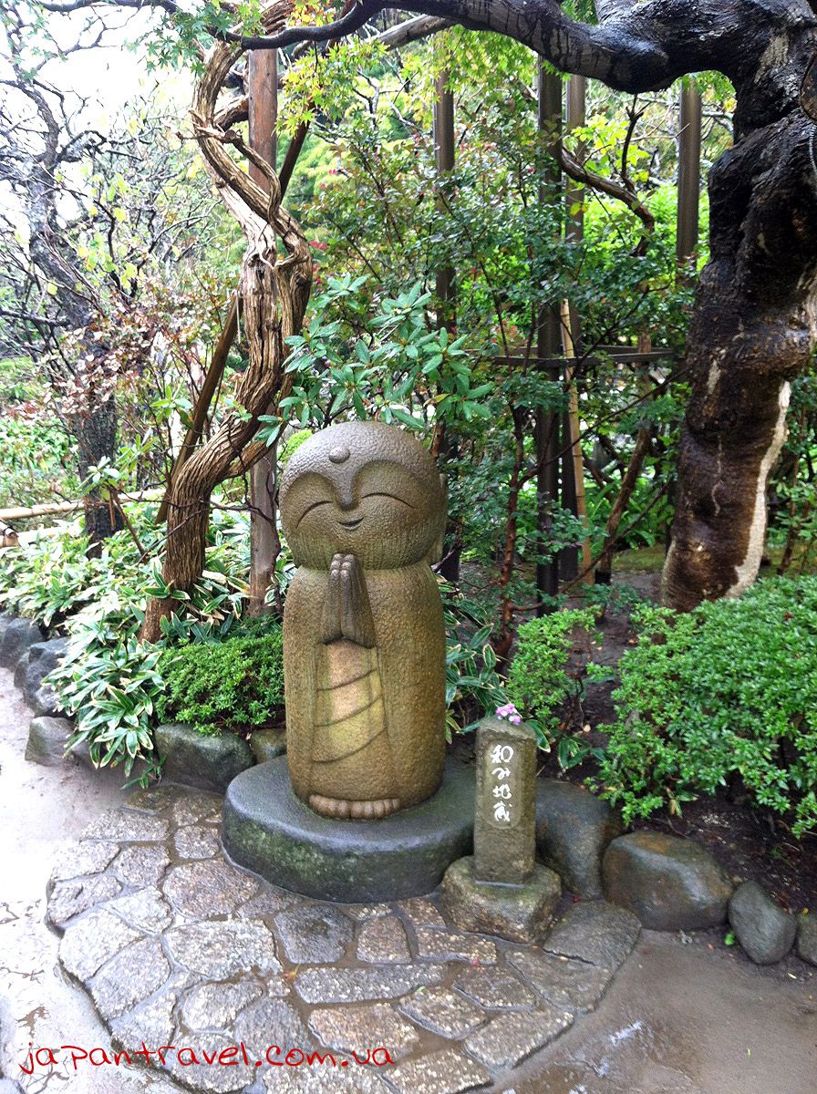 Одна зі статуй в храмі Byakugo (всевидяче око)