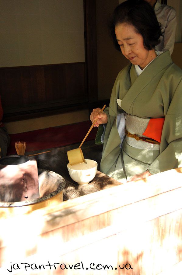 чайна-церемонія-мандрівки-японією-наливання-води